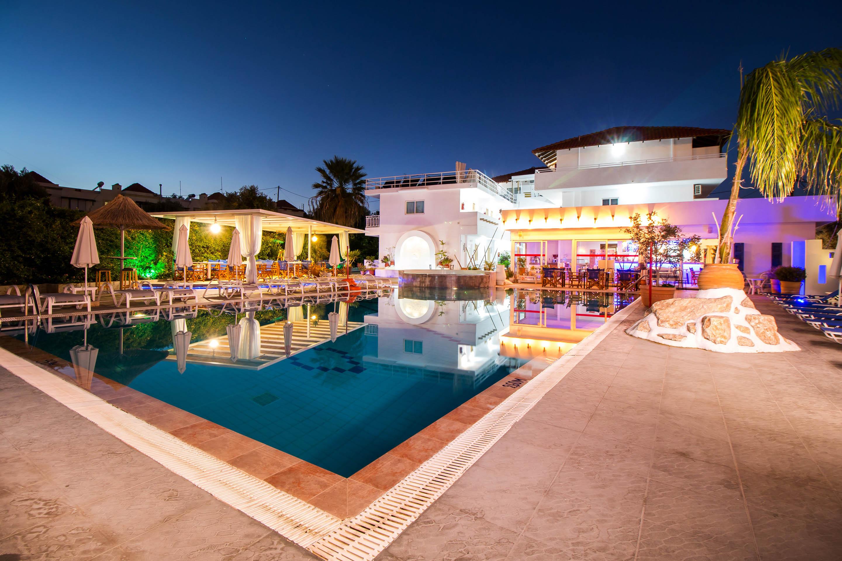 Tinas Plus Hotel 2*