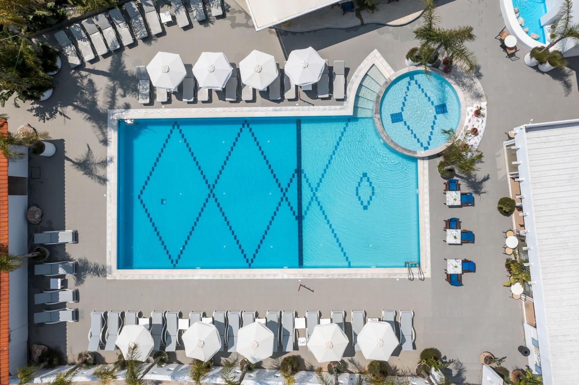 Tinas Plus Hotel 2*