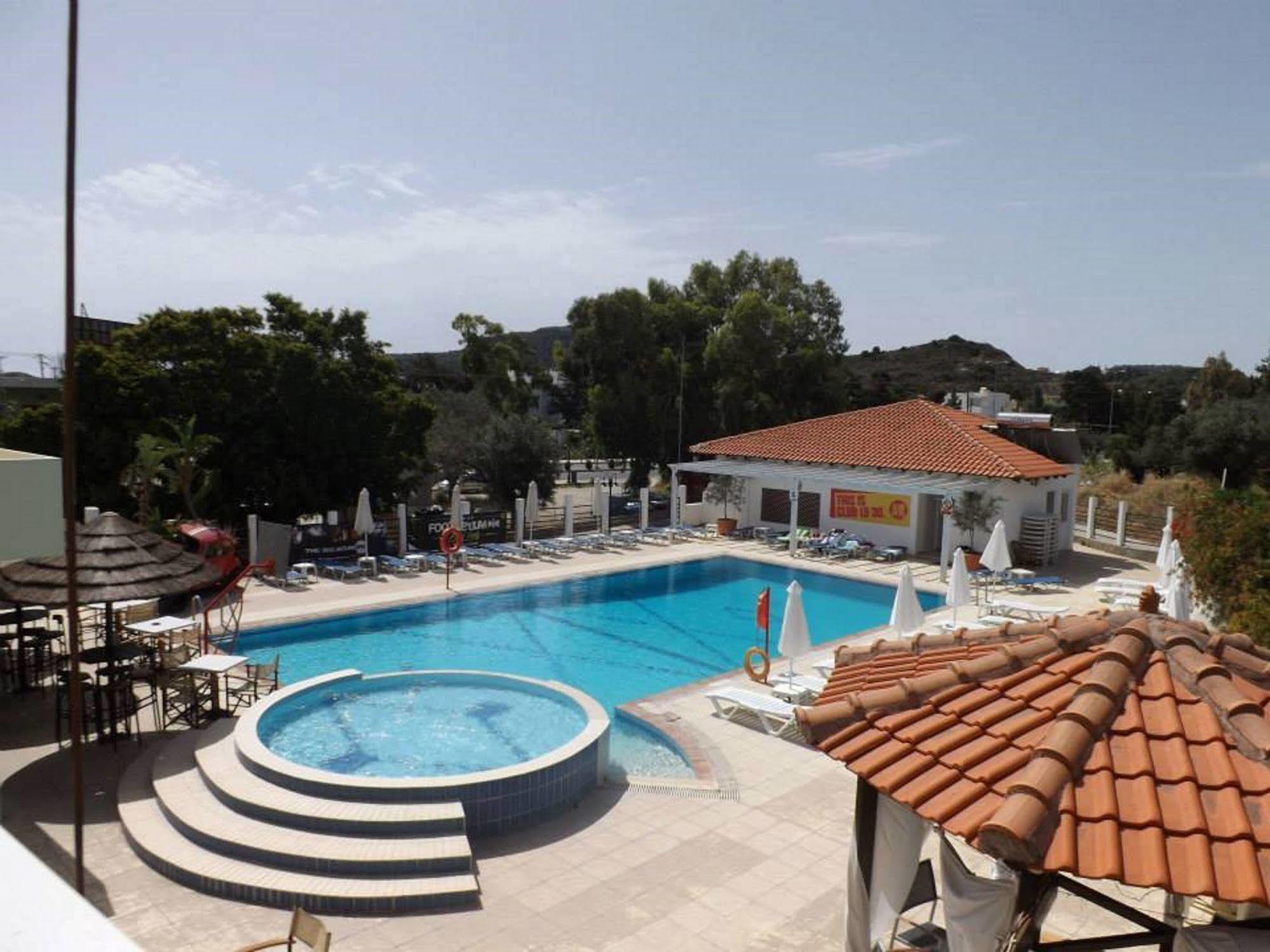 Tinas Plus Hotel Aparthotel 2*